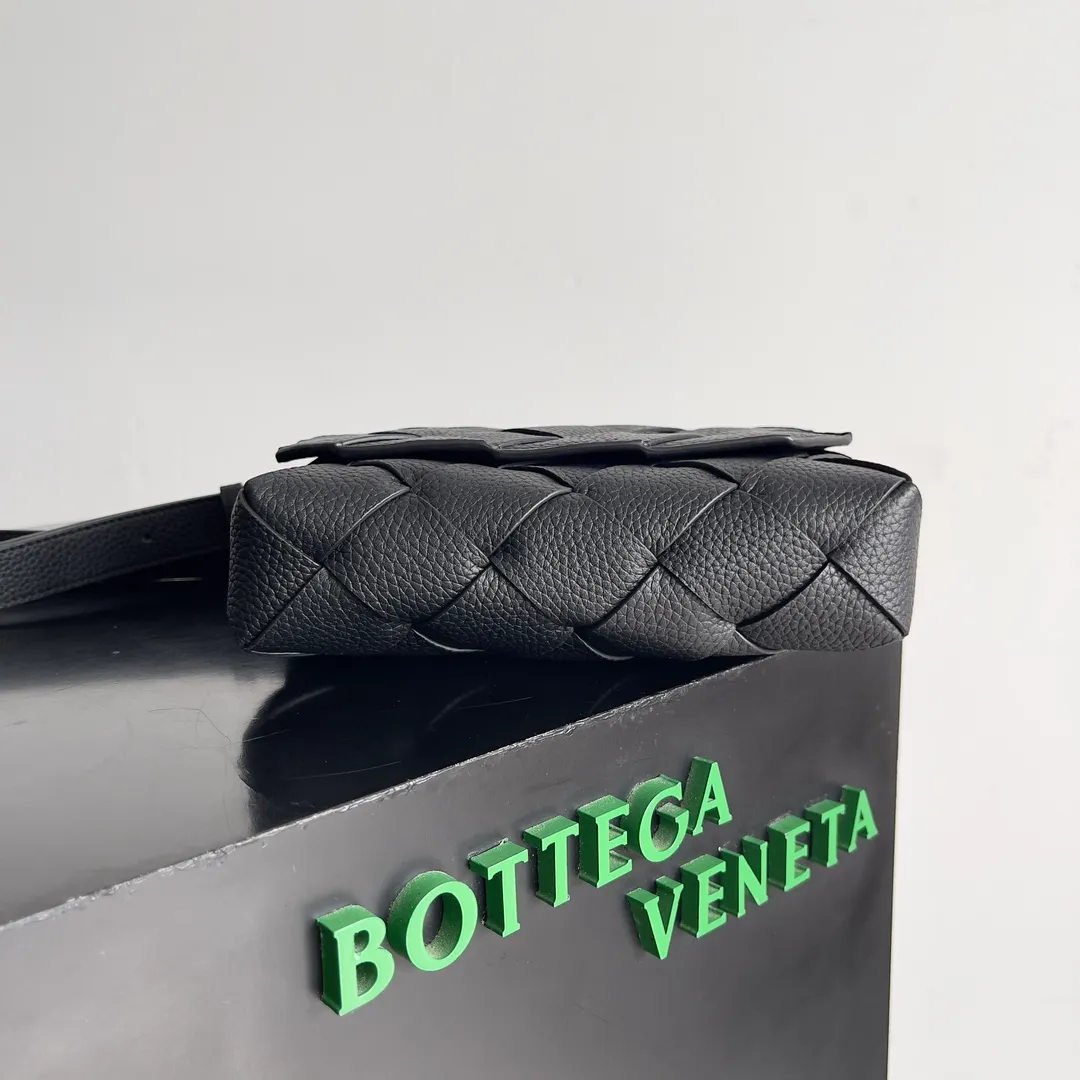 Batch 1860 BOTTEGA VENETA new Diago crossbody bag The diagonally built dynamic silhouette shows unique ingenuity. As a member of the B family's early autumn series, it uses the highest quality calfskin. The entire bag is softer, thicker and heavier, and durable. It is equipped with an adjustable strap. The texture of the 3cm wide leather strap is very similar to the litchi pattern. It is slightly stiffer than the litchi pattern. It is low-key, luxurious and full of connotation. It is refreshing and comfortable to match the upper body. Hu Yitian was also successfully captured by it. Style number: 795637 Size: 22.5*16.5*5.5cm